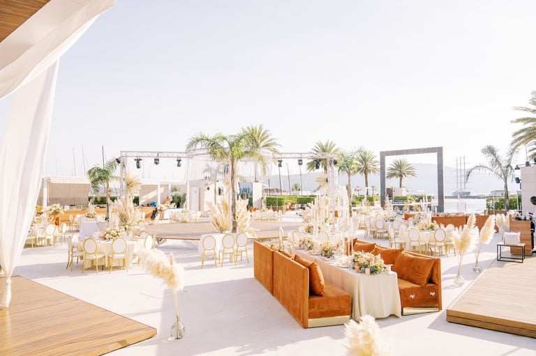 Terraza con mesas para celebración festiva bajo el sol