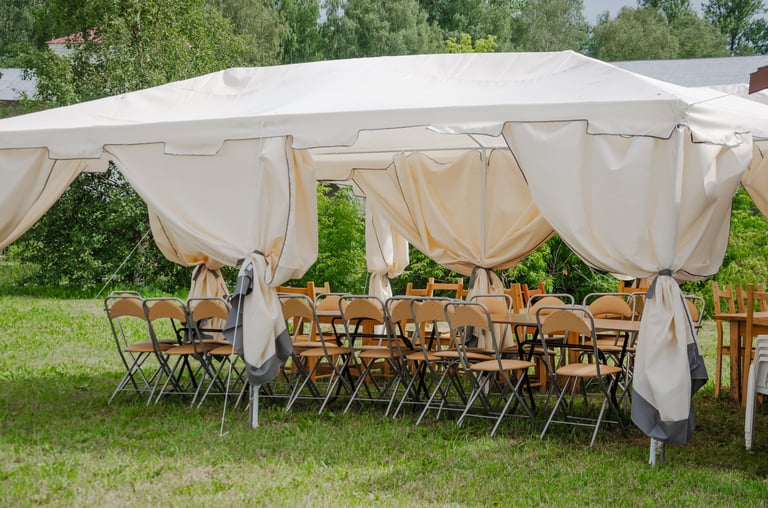 Celebración al aire libre con sillas decoradas