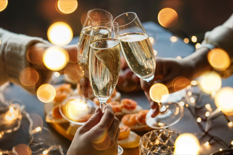 Dos personas brindando con champagne en celebración
