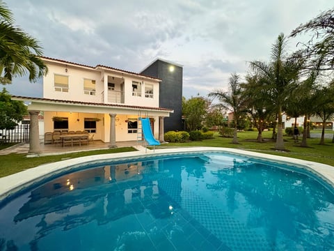 Quinta Guanajuato con alberca y palmeras en Morelos